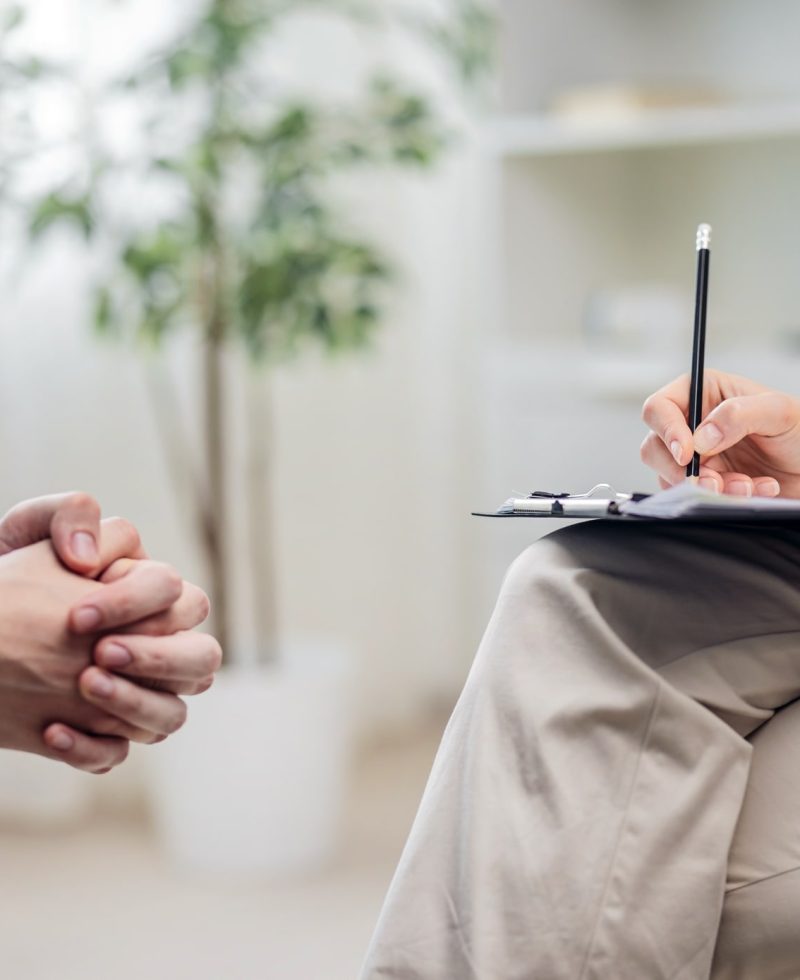 middle-view-psychologist-woman-doctor